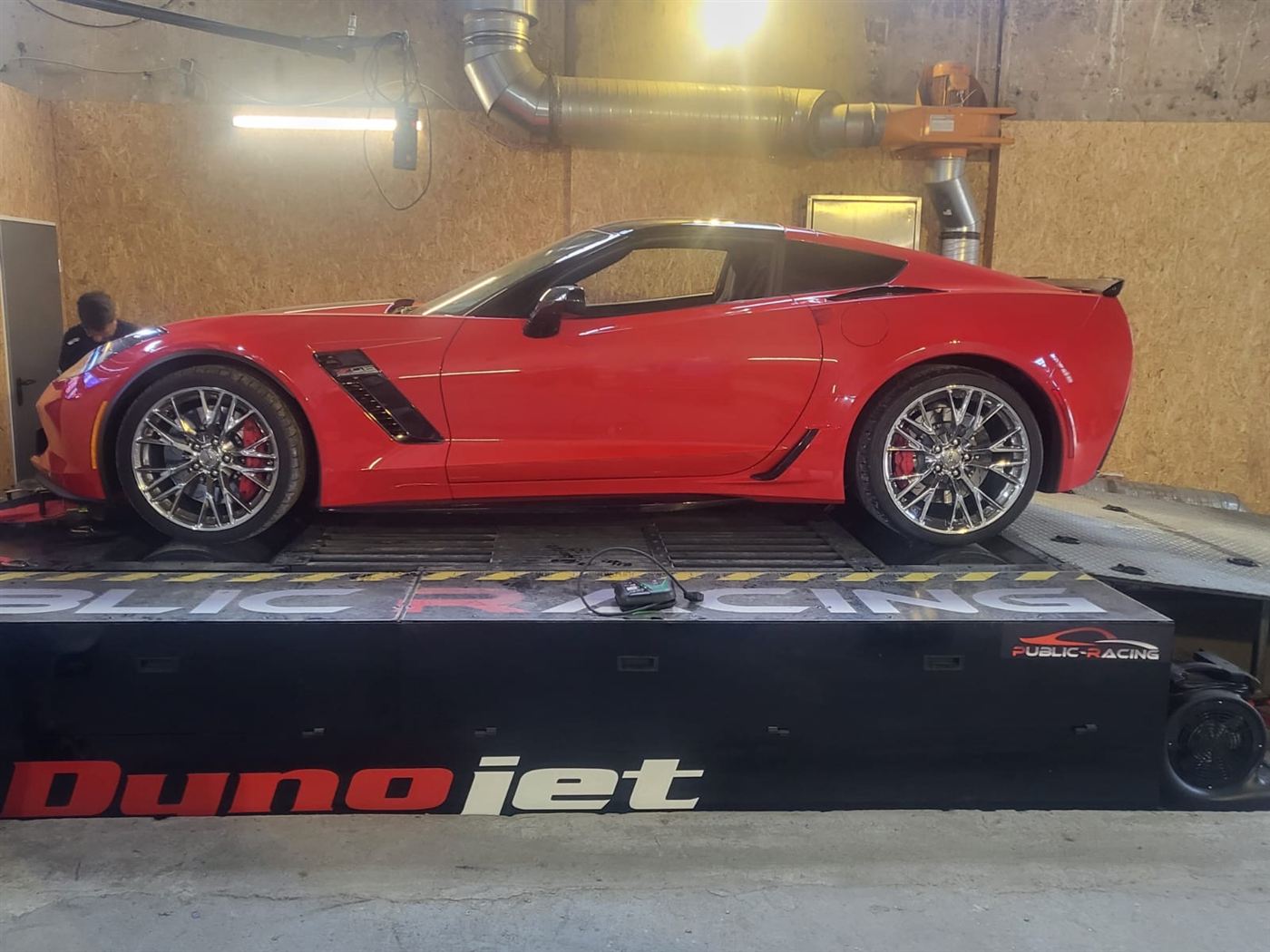 Rote Chevrolet Corvette Z06 auf den Rollen des Dynojet-Prüfstands.