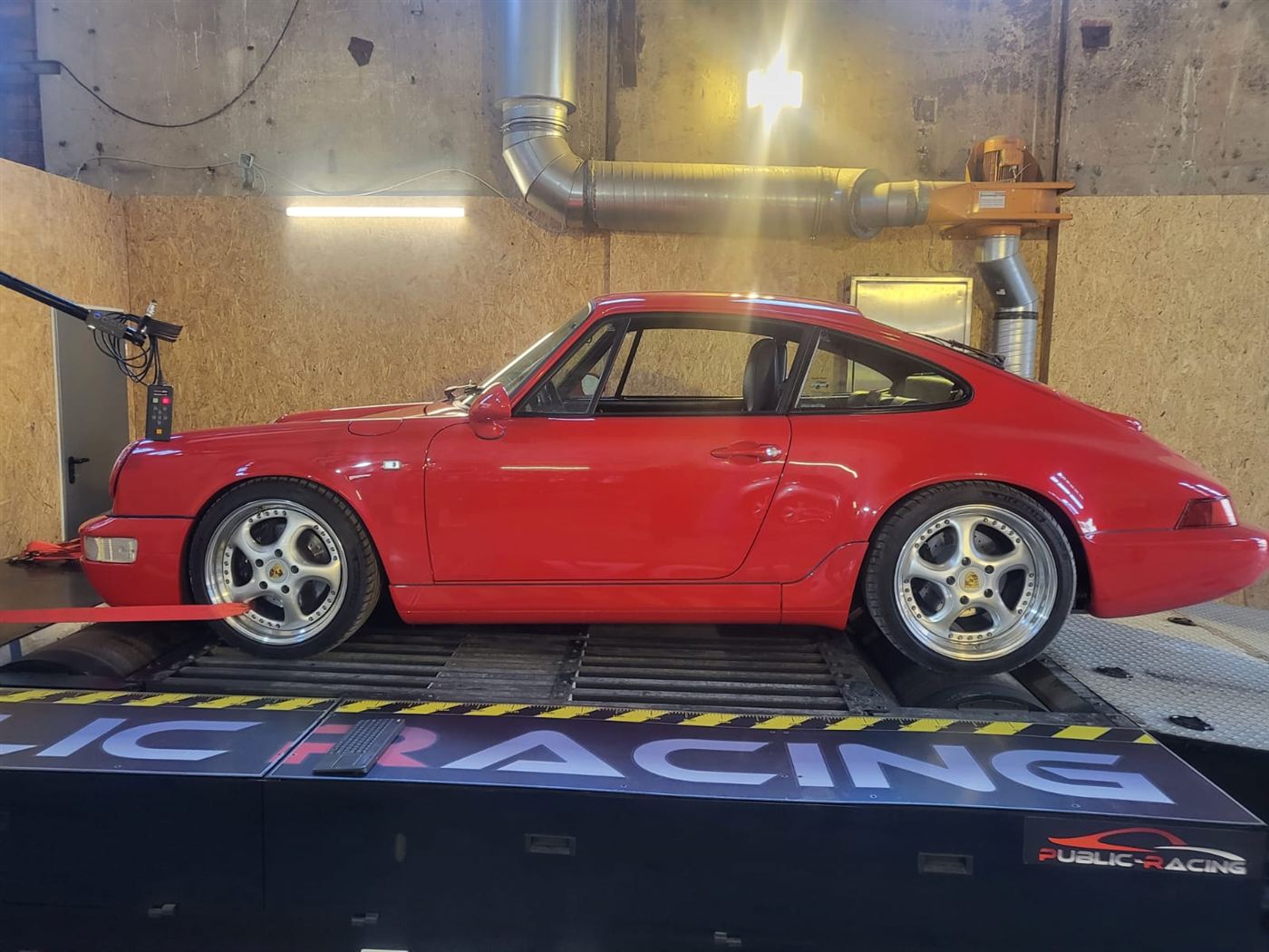 Roter Porsche 964 von der Seite auf dem Leistungsprüfstand.