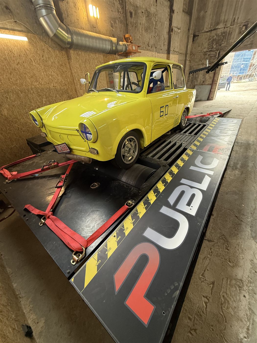 Gelber Trabant mit Startnummer 60 festgezurrt auf dem Leistungsprüfstand.